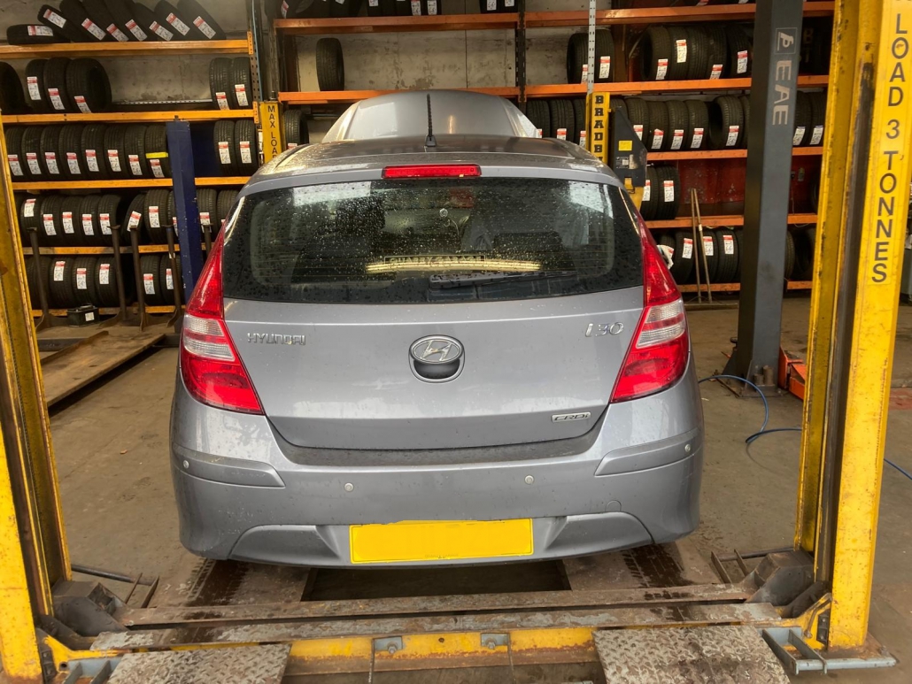 hyundai-i30-pothole-brokeen-spring