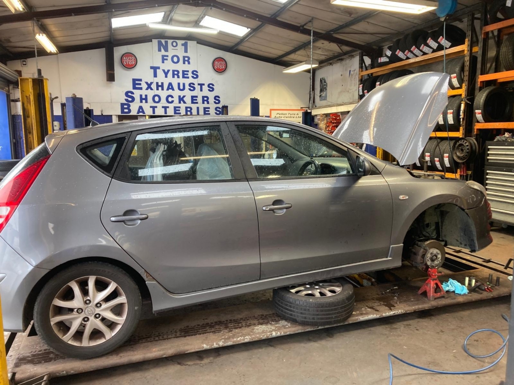 hyundai-i30-pothole-brokeen-spring