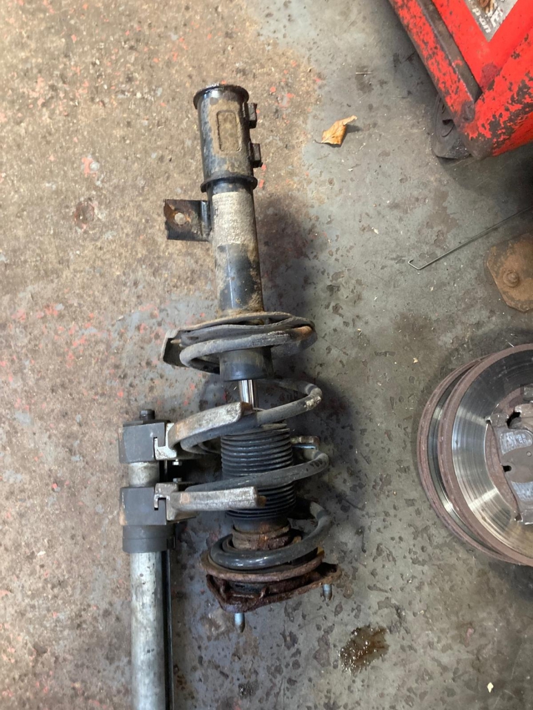 hyundai-i30-pothole-brokeen-spring